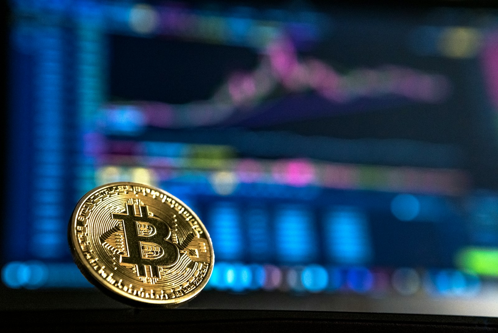 Bitcoin монети як символ криптовалютних інвестицій